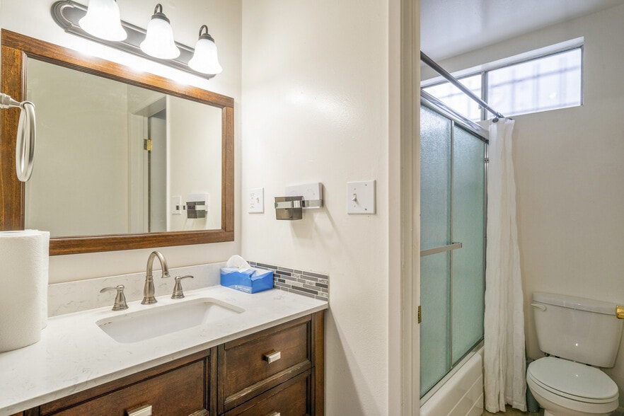 More Photos Of 1302-1306 Abbot Kinney Blvd, Venice Storefront Retail Residential For Lease