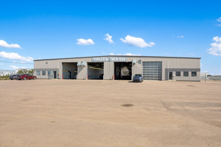 More Photos Of 4807 40 Av, Lloydminster Warehouse For Lease