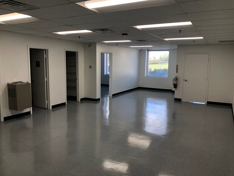 More Photos Of 3841-3865 Swanson Ct, Gurnee Manufacturing For Lease