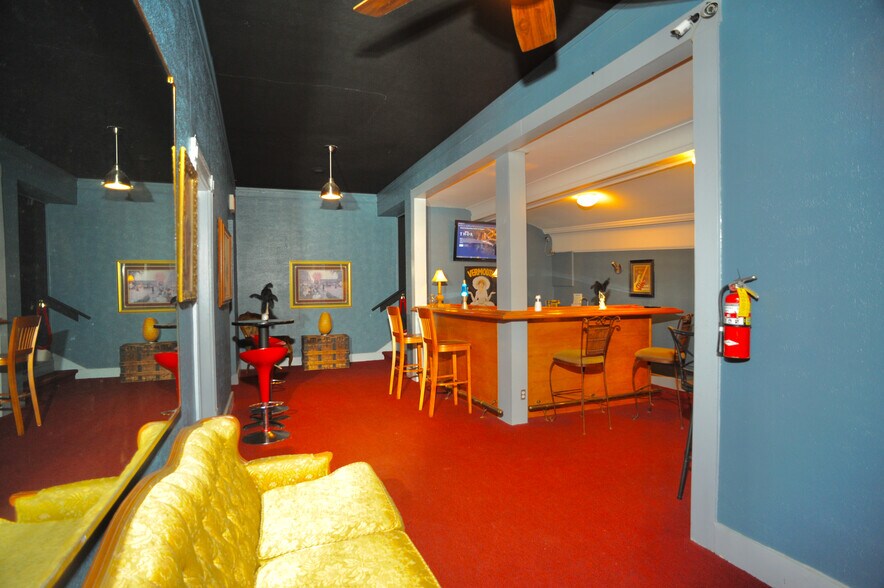 More Photos Of 424 W Main St, Denison Storefront Retail Office For Sale