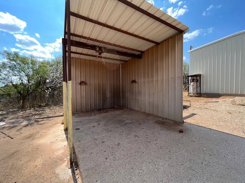More Photos Of 2306 E Broadway St, Sweetwater Truck Terminal For Lease