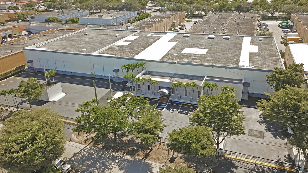 More Photos Of 1730 W 38th Pl, Hialeah Manufacturing For Lease