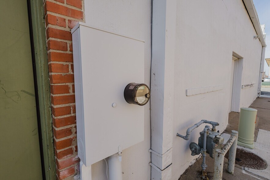 More Photos Of 724 N Main St, Newton Storefront For Sale