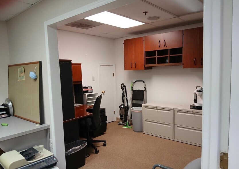 More Photos Of 21495 Ridgetop Cir, Sterling Medical For Sale