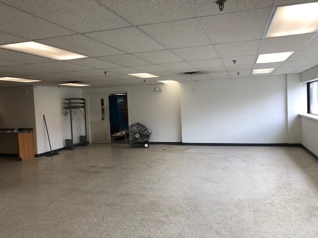 More Photos Of 45 Connair Rd, Orange Light Manufacturing For Lease