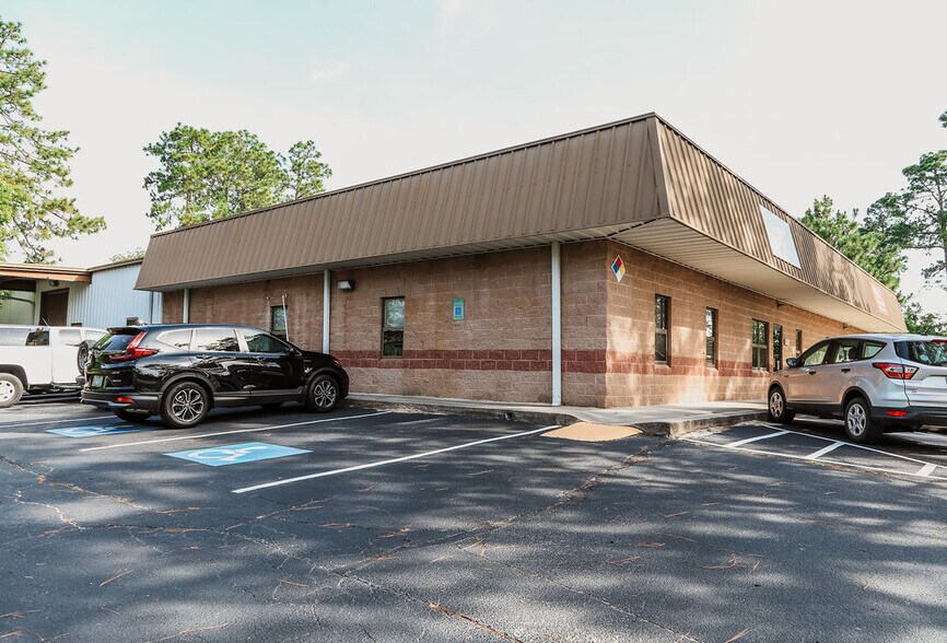 More Photos Of 173 Davis St, Southern Pines Flex For Lease