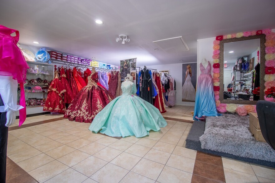 More Photos Of 518 Mill Ave, Conroe General Retail For Sale