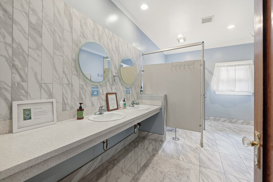 More Photos Of 3741 W 27th St, Los Angeles Specialty For Sale