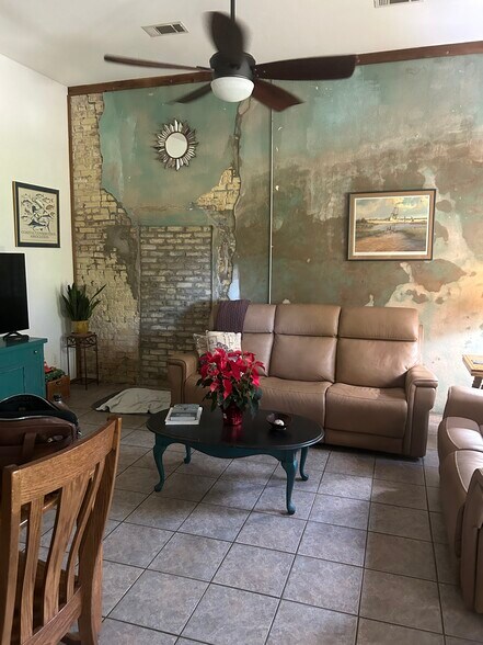 More Photos Of 316 Main St st, Seadrift Light Manufacturing For Sale