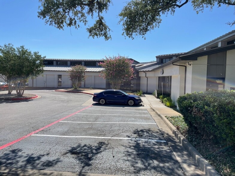 More Photos Of 950 W University Ave, Georgetown Unknown For Lease