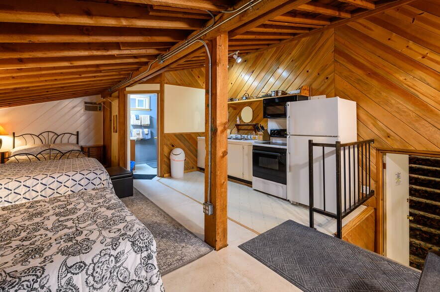 More Photos Of 109455 Highway 97 N, Chemult Hotel For Sale