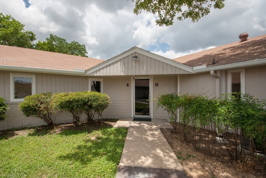 More Photos Of 1106 College St, Bastrop Medical For Lease