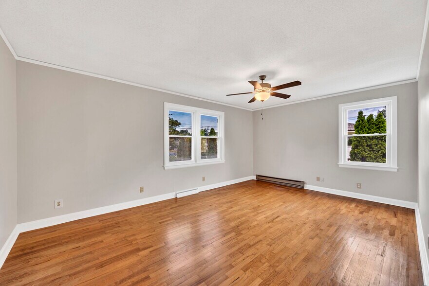 More Photos Of 1 Elizabeth Dr, Greenville Freestanding For Sale