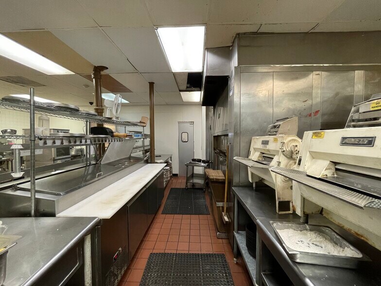 More Photos Of 6831 W North Ave, Oak Park Restaurant For Sale