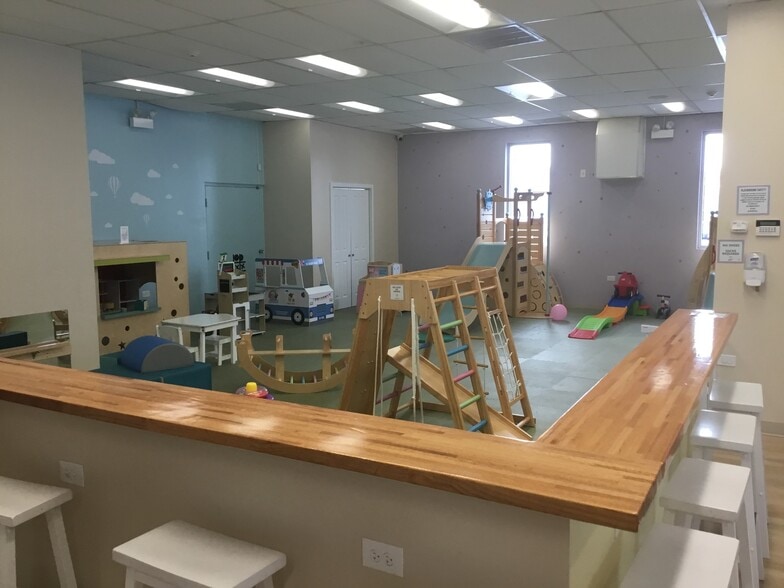 More Photos Of 15801 Oak Park Ave, Oak Forest Showroom For Lease