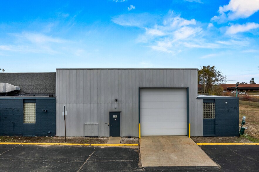 More Photos Of 400 W Maple Rd, Troy Office For Sale