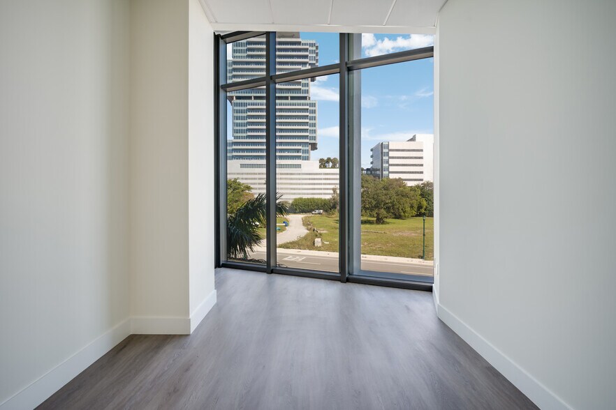 More Photos Of 21290 Biscayne Blvd, Aventura Office For Sale