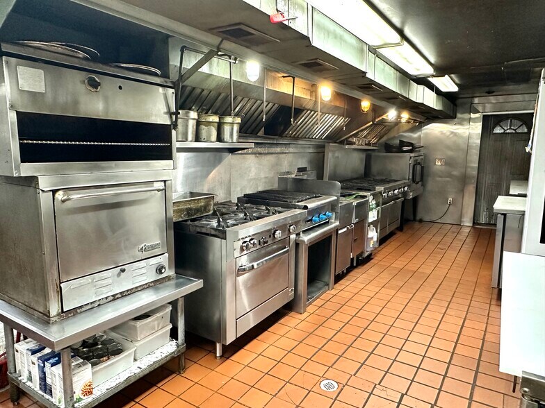 More Photos Of 8390 Seneca Tpke, New Hartford Restaurant For Sale