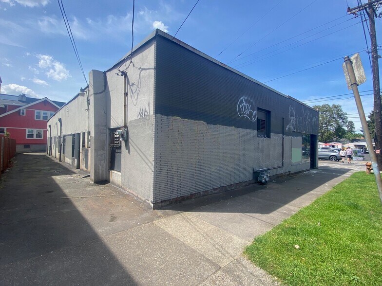 More Photos Of 4040 SE Division St, Portland Warehouse For Sale