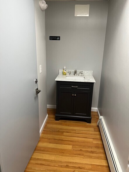 More Photos Of 50 Industrial Cir, Lincoln Manufacturing For Lease