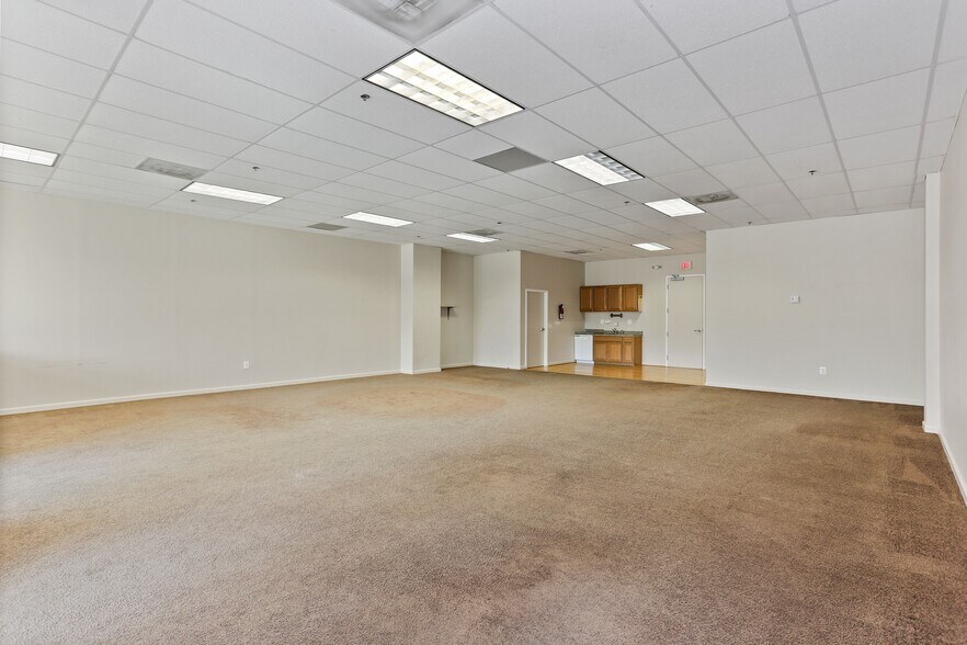 More Photos Of 4229 Lafayette Center Dr, Chantilly Business Park For Lease