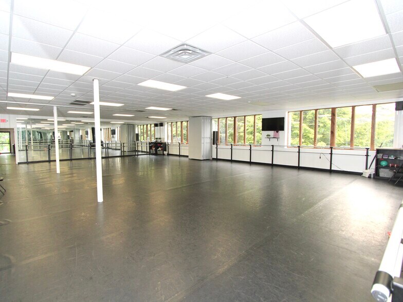 More Photos Of 44 Southbridge Rd, Dudley Light Manufacturing For Lease