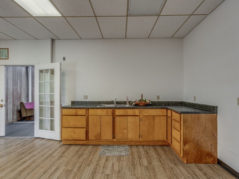 More Photos Of 111 N 4th St, Seminole Office For Sale