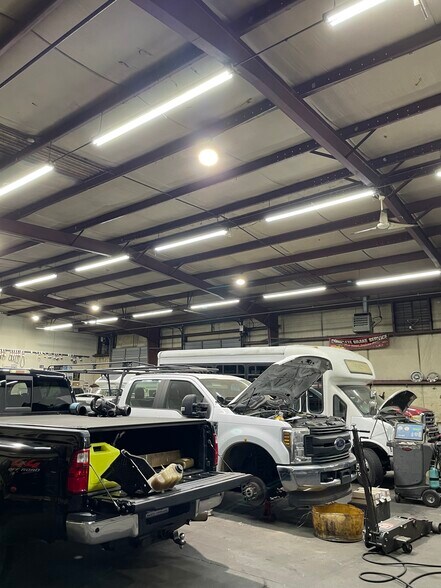 More Photos Of 700 Griffith Rd, Charlotte Service For Lease