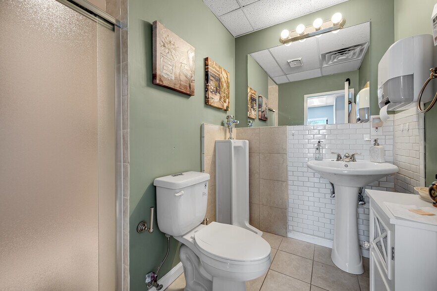 More Photos Of 101 Chestnut St, Gaithersburg Medical For Sale