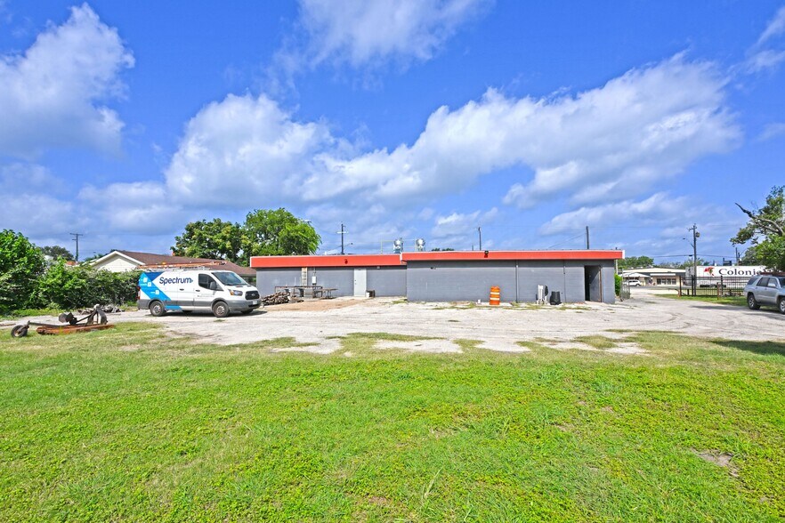 More Photos Of S 2162 S WW White Rd, San Antonio Restaurant For Sale