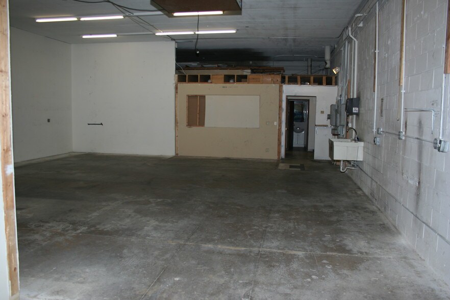 More Photos Of 9700-9710 S Humboldt Ave, Bloomington Warehouse For Lease