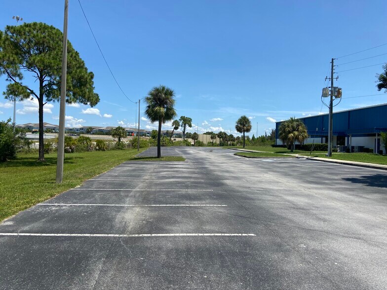 More Photos Of 1615 N 118th Ave, Saint Petersburg Flex For Lease