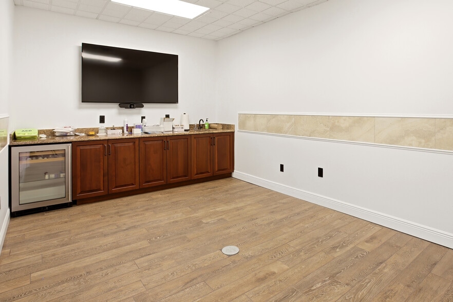 More Photos Of 5266 Office Park Blvd, Bradenton Medical For Lease