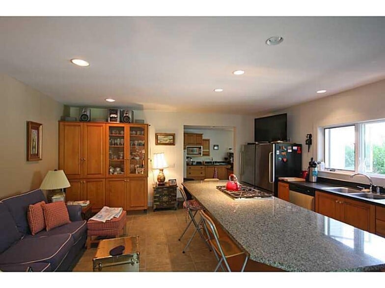 More Photos Of 68 Elm St, Camden Hotel For Sale