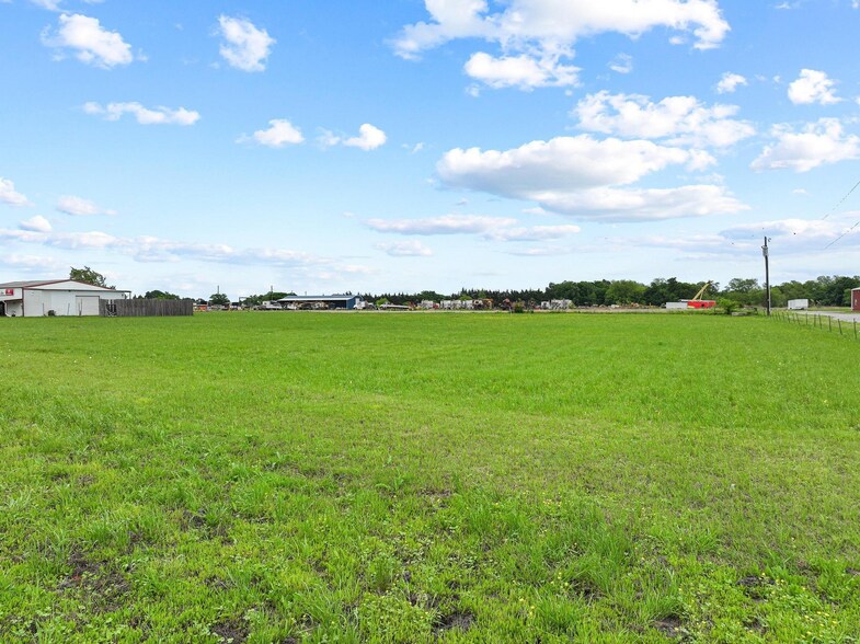More Photos Of 3301 S State Highway 121, Bonham Showroom For Sale