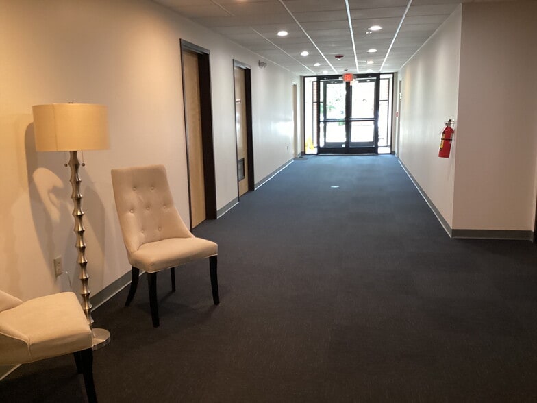 More Photos Of 105 Professional Pky, Yorktown Self Storage For Lease