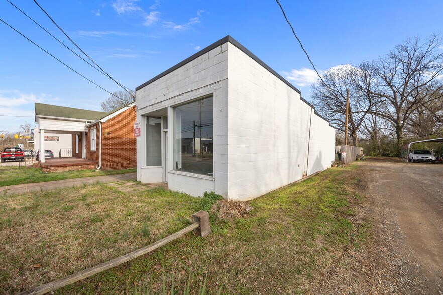 More Photos Of 215 Burlington Ave, Gibsonville Flex For Sale