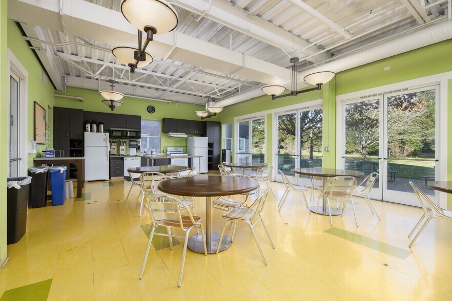 More Photos Of 1003 Gravenstein Hwy, Sebastopol Unknown For Lease