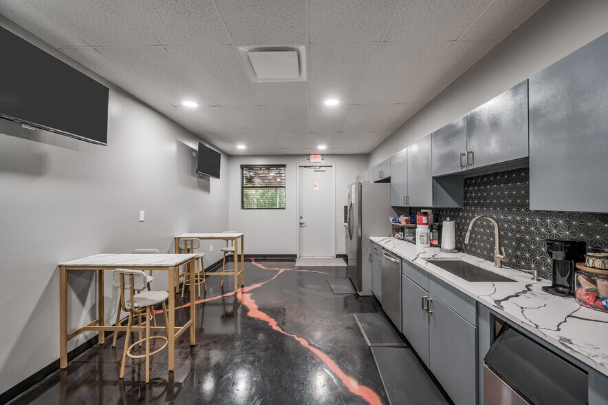 More Photos Of 21755 N I-45 Fwy, Spring Flex For Sale