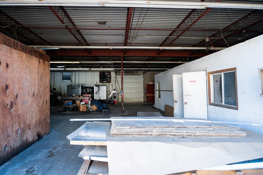 More Photos Of 1616 N Interstate 35 N, Lancaster Flex For Sale