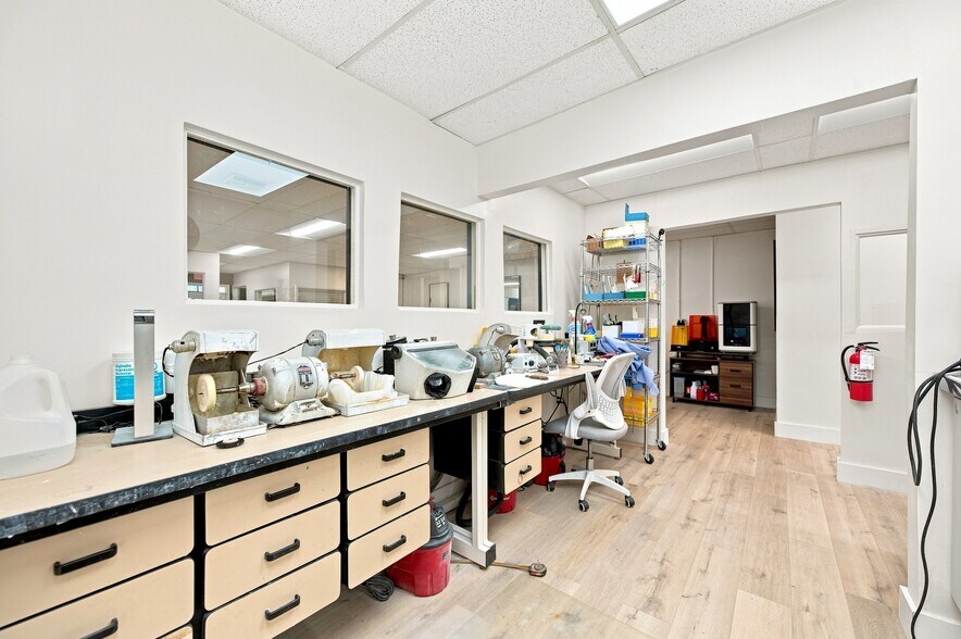 More Photos Of 610-618 NE 124th St, North Miami Office For Sale
