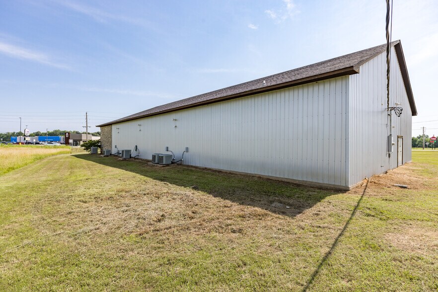 More Photos Of 1910 E Jackson St, Hugo Freestanding For Sale