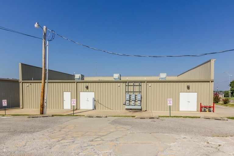 More Photos Of 200 SE Washington Blvd, Bartlesville Storefront Retail Office For Lease