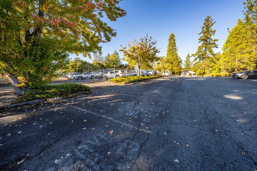 More Photos Of 700 NW Dimmick St, Grants Pass Specialty For Sale