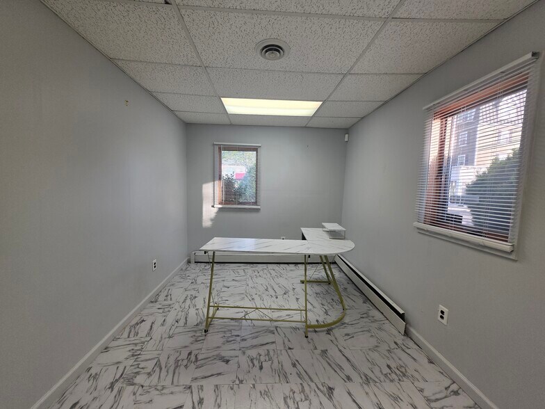 More Photos Of 97 Frank St, Somerset Medical For Lease
