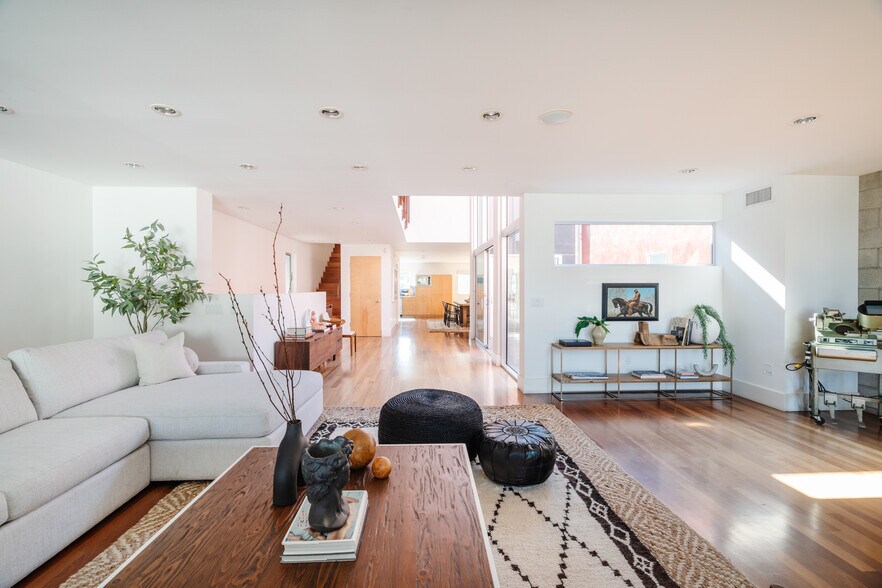 More Photos Of 1320 Abbot Kinney Blvd, Venice Loft Creative Space For Sale