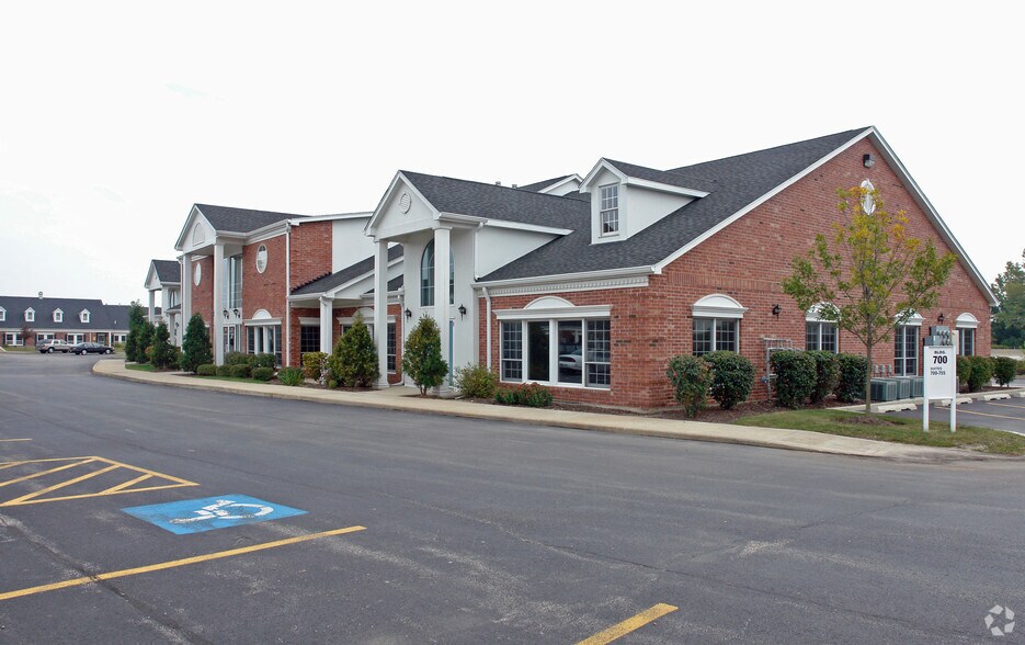 33 W Higgins Rd, South Barrington, IL 60010 For Lease
