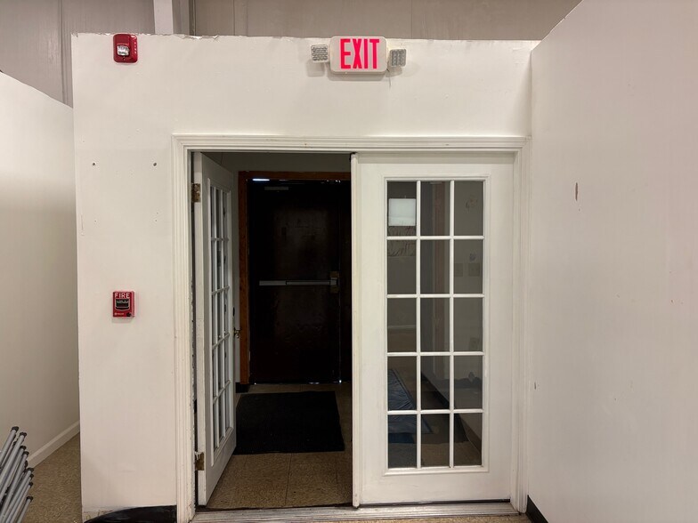 More Photos Of 10112 Royal Dr, Saint Louis Schools For Lease