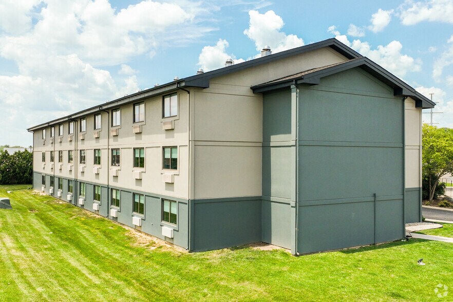 More Photos Of 2902 E DuPont Rd, Fort Wayne Hotel For Sale