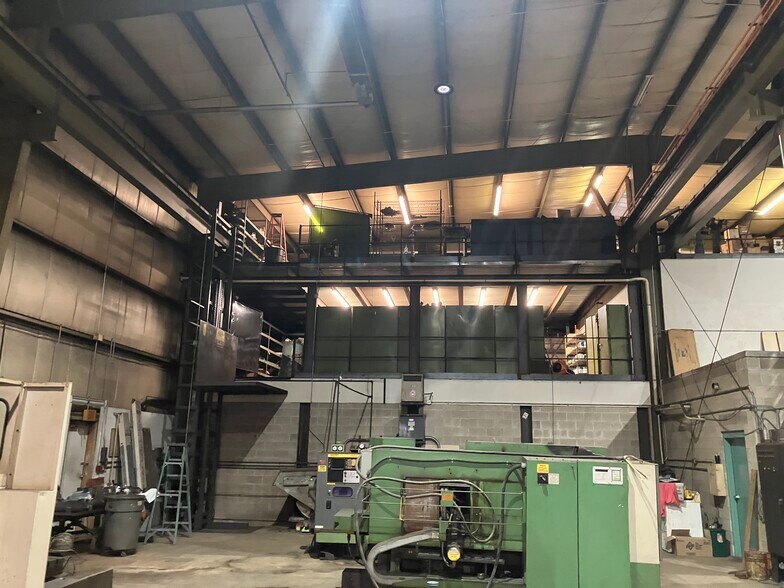 More Photos Of 185 Lafayette Rd, North Hampton Warehouse For Lease